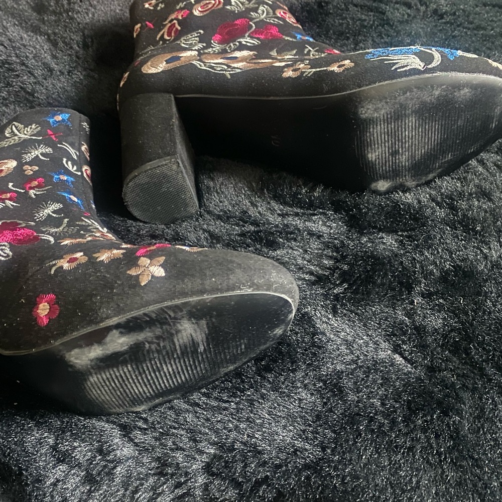 JustFab Black Floral Embroidered Heeled Boots Pink Blue Size 10 - Picture 2 of 6